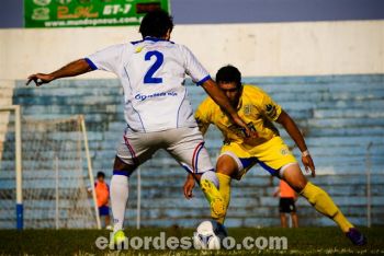 El tradicional despliegue del carrilero Richard Álvarez no fue tan eficiente como en otras oportunidades. Deportivo Capiatá logró controlar el juego del Sportivo 2 de Mayo. (Foto: Diego Lozano).