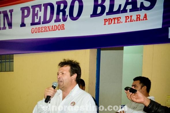 El momento más emotivo del acto fue durante el apasionado y sincero discurso del Diputado y futuro Gobernador de Amambay Pedro González, quien tuvo que esperar más de dos minutos de aplausos para comenzar a hablar. (Foto: Lázaro González).