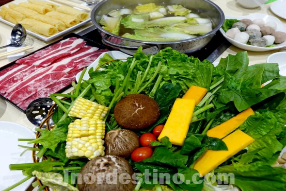 Para conservar el calor corporal en el invierno se recomienda el consumo de platos calientes como sopas o caldos de verduras, de legumbres o infusiones calientes como el té, el cocido o el café. El consumo de estas bebidas no debería sobrepasar las dos tazas por día. (Foto: Vivir Sanamente).