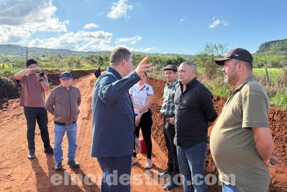 Gobernador Juancho Acosta impulsa arreglo de camino que conecta los distritos de Pedro Juan Caballero y Zanja Pytã