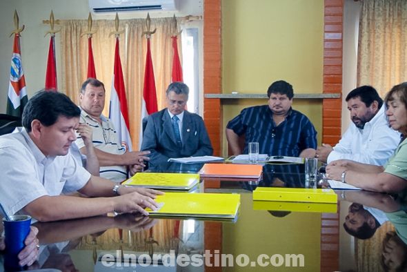 Los concejales Cristian Franco (ANR), Lino Galeano (UNACE) y Stella Marys de Zárate (PLRA) tuvieron palabras de bienvenida para el nuevo colega de trabajo, concejal Agustín Coronel (PLRA), quien se mostró visiblemente emocionado. (Foto: Diego Lozano). 