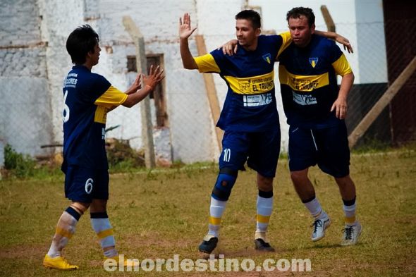 Diego Nelson Chamorro acaba de convertir la apertura del marcador para Sportivo Obrero y lo festeja con sus compañeros Eder Villasanti y Mariano Cohene. El local comenzaba a construír su trabajosa victoria. (Foto: Diego Lozano).