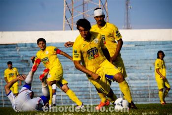 Deportivo Capiatá se organizó de la mano de Rodrigo Resquín (quien fue el generador de juego en la visita) y fue llegando de a poco al arco defendido por Esteban Sosa. (Foto: Diego Lozano).