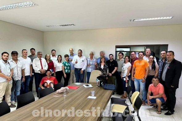 El gobernador de Amambay Juancho Acosta se reunió con representantes la Pastoral de la Sobriedad de la Parroquia Perpetuo Socorro de Pedro Juan Caballero en la sede del gobierno del XIII departamento. (Foto: Dirección de Comunicaciones de la Gobernación de Amambay).