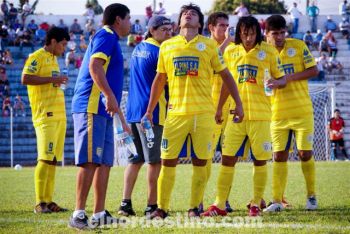 El agobiante calor en la tarde pedrojuanina hizo que el árbitro internacional Carlos Amarilla (de correcta actuación) parase el juego varias veces para que los jugadores se refresquen. (Foto: Diego Lozano).