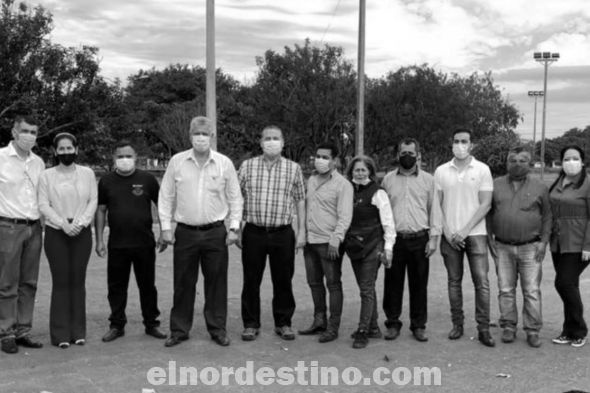 El Intendente Municipal José Carlos Acevedo realizó la entrega a la comunidad de las mejoras realizadas en la Plaza Miguel Rotela Quintana. Incluyen alumbrados altos y bajos, luces LED, senderos, veredas, jardinerías, estacionamiento y refacción e iluminación de pista deportiva. (Foto: Facebook Municipalidad de Pedro Juan Caballero).