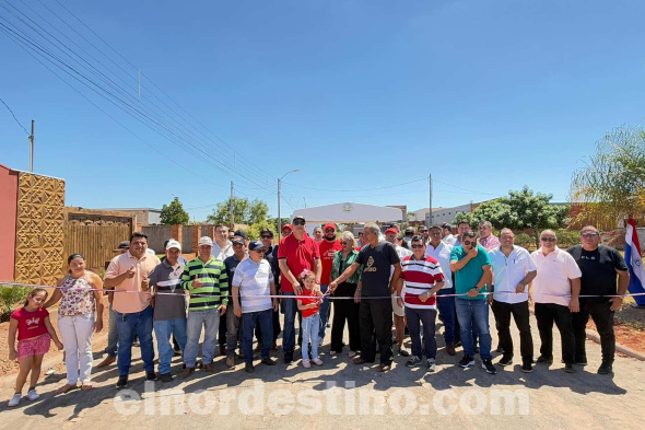 El gobernador del XIII departamento de Amambay abogado Juan Silvino Acosta Benítez inauguró el empedrado de la calle Albertina, en Villa de Jara, Barrio Jardín Aurora, Fracción Terrazas 4 de Pedro Juan Caballero. (Foto: Dirección de Comunicaciones de la Gobernación de Amambay).