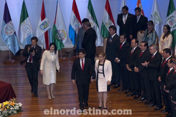 El gobernador de Concepción Luís Adolfo Urbieta Cáceres fue el primer gobernador que se acercó a la mesa de autoridades para recibir el saludo del presidente Horacio Cartes. (Foto: Diego Lozano, enviado especial).