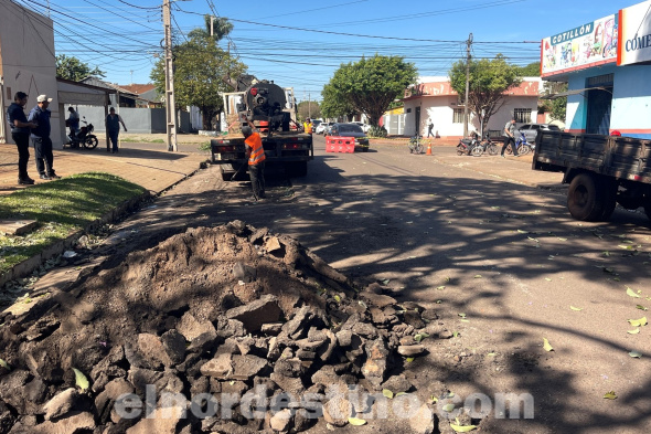 El trabajo de bacheo es el conjunto de actividades que se realizan para reponer una porción de carpeta asfáltica que presenta daños. Hombres y maquinarias se encuentran en plena tarea por calles de nuestra ciudad para realizar trabajos de bacheo. (Foto: Municipalidad de Pedro Juan Caballero).