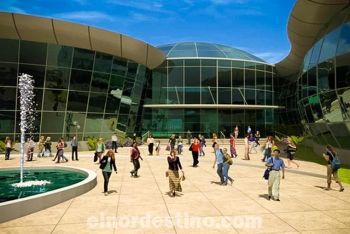 Esta reproducción muestra la plaza de 8.000 metros cuadrados en la entrada. En este proyecto fueron analizados todos los estudios, con el propósito de preservar el ambiente natural de la región.