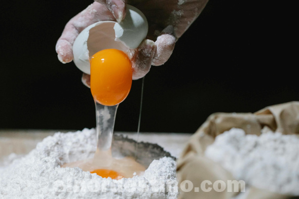 El huevo fue despreciado por su supuesto impacto en los niveles de colesterol, y hoy se reconoce su papel benéfico en una dieta equilibrada. Cada vez más expertos aconsejan su ingesta cotidiana. Además de brindar una sensación duradera de saciedad, lo que reduce los antojos entre comidas. (Foto: Vivir Sanamente).