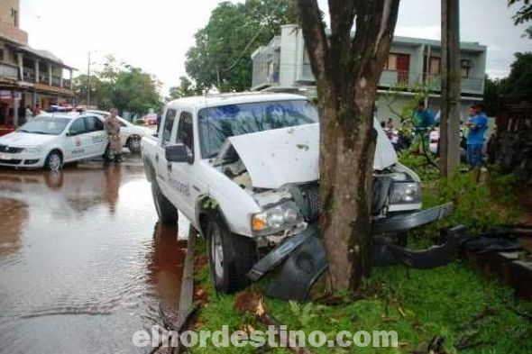 Los atacantes chocaron contra un árbol durante su huida. (Foto: Diario ABC Color).