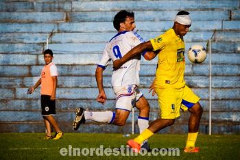 Ante la falta de juego en el sector medio, “El Gallo Norteño” se limitaba a tirar pelotazos frontales para el centrodelantero Nery Fernández, jugador que tuvo una tarde para el olvido. (Foto: Diego Lozano).