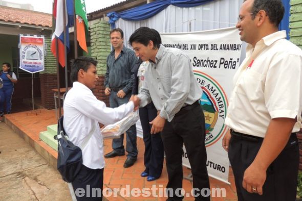 El Gobernador de Amambay Ricardo Sánchez Peña y el diputado Pedro González entregaron las cestas que contienen los útiles escolares