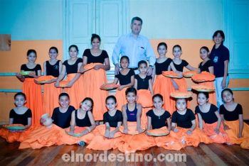 El intendente municipal de Pedro Juan Caballero José Carlos Acevedo junto a las alumnas de la Escuela Municipal de Danza Paraguaya que regresaron de Argentina con premios. (Foto: Lázaro González).