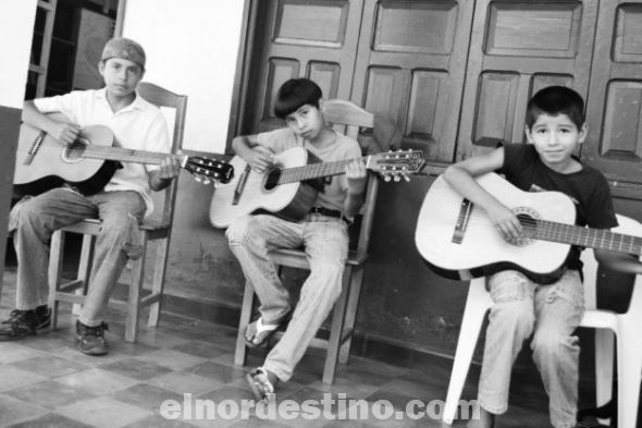Dos hermanos de Yby Yaú caminan todos los sábados un total de veinte kilómetros para ir a aprender a ejecutar guitarra 