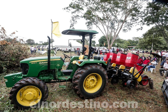 El Ministerio de Agricultura y Ganadería de la mano del ministro Carlos Giménez se hizo presente en el distrito de Arroyito, donde se realizó una jornada de trabajo donde se entregaron aportes para la asociación de productores Agropecuario San Francisco. (Foto: Ministerio de Agricultura y Ganadería).