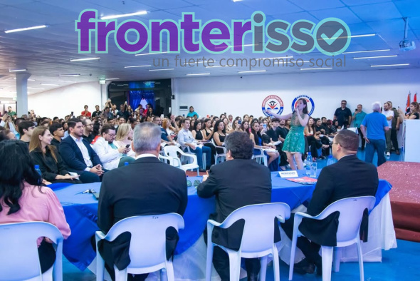 La madre de Letícia es Monalisa Amaral Eger. Ella relató que la familia recibió el diagnóstico de parálisis cerebral cuando Letícia tenía apenas siete meses de vida. Letícia logró superar los pronósticos médicos, se graduó en Nutrición y hoy inicia la carrera de Medicina. (Foto: Asesoría de Prensa de UCP PJC).