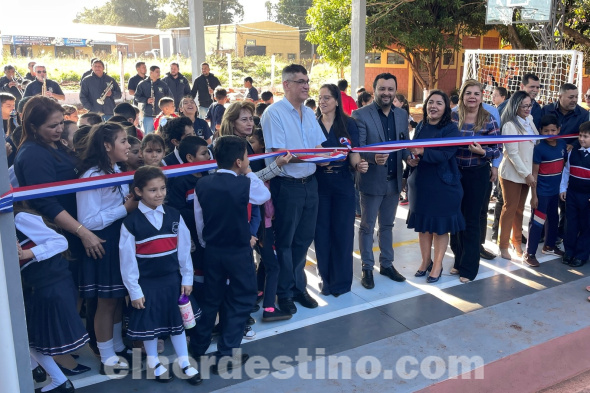 Disponiendo recursos propios de la Municipalidad, intendente Acevedo entrega tinglado y pista polideportiva en escuela distrital 