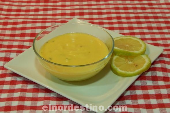 Esta salsa cremosa acompaña muy bien un pescado grillado, un pollo o unas verduras asadas. O por qué no a un cerdo. Puede llevar el agregado de alguna hierba, como perejil picado. (Foto: Cocina Fácil).