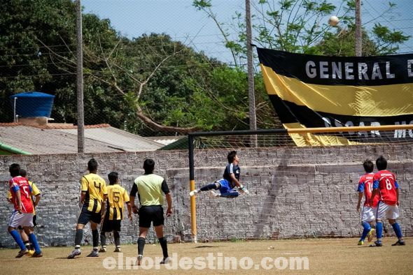 Un violento remate de Julio Benítez Mercado a poco del final fue desviado al córner magistralmente por el arquero Eduardo Franco, reivindicando al portero de su grueso error en el gol de Aquidabán. (Foto: Diego Lozano).