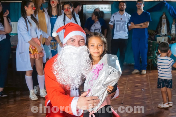 El Proyecto Solidario “Doctores de la Sonrisa”, compuesto por estudiantes de UCP sede Pedro Juan Caballero, realizó varias entregas de juguetes y donaciones en diversas localidades de la región, tanto en Paraguay como en Brasil. (Foto: Asesoría de Prensa de Universidad Central del Paraguay sede Pedro Juan Caballero).