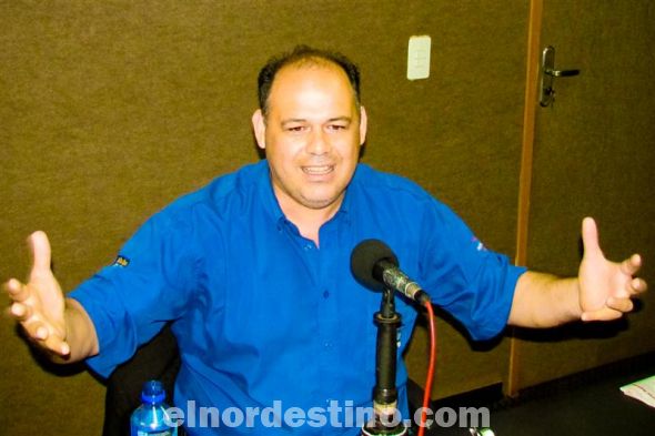 Abel “Chiquito” González propone disminuir la extrema pobreza a partir de la creación de cooperativas para que estas generen puestos de trabajo. Su meta es que todos los amambayenses sean ricos. Se opone al régimen de maquila a partir de la necesidad de favorecer la radicación de fábricas de paraguayos (Foto: Semanario Extra). 