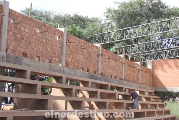 Las graderías se construyeron de hormigón, del modo que en una futura administración gubernamental se podría estar dotando a las mismas de butacas. Una veintena de obreros están abocados a culminar las tareas. (Foto: Semanario Deportivo Camisa 12).