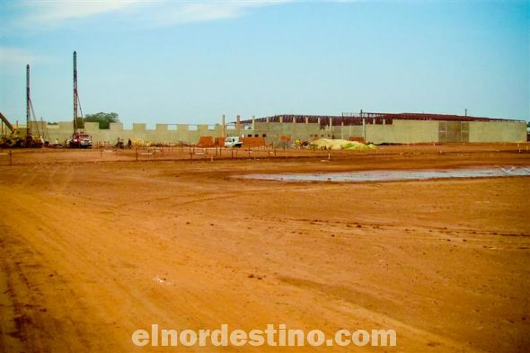 Una buena vista para apreciar del modo que avanzan las obras de construcción en Shopping Planet. Como ocurre con las paredes, parte del techo de la edificación empezó a construírse esta semana. La estructura metálica es colocada en su lugar por grandes maquinarias. (Foto: Semanario Extra).