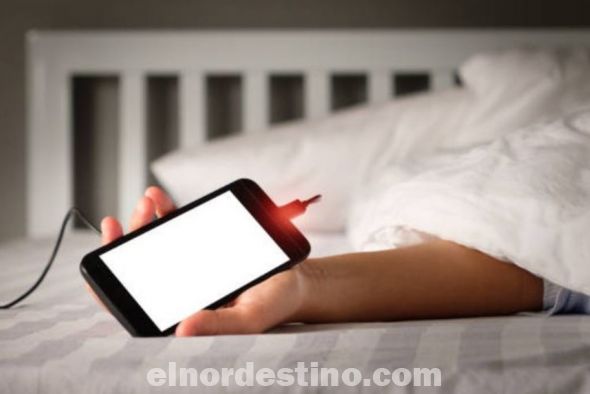 Los teléfonos celulares emiten radiación de radiofrecuencia (ondas de radio), una forma de radiación no ionizante, desde sus antenas. Partes del cuerpo más cercanas a la antena pueden absorber esta energía. El número de usuarios de teléfonos celulares ha aumentado rápidamente. (Foto: Divulgación).