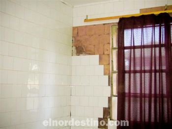 La mampostería se presenta incompleta, mostrando en forma clara la ausencia de trabajos de reparación, además de complicar las tareas de limpieza del lugar.