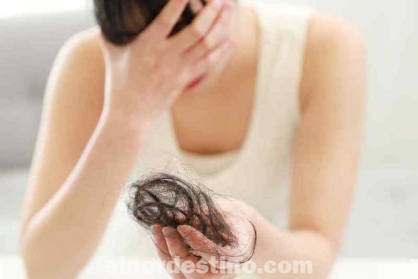 Si notas una pérdida de cabello repentina o irregular o una pérdida de cabello mayor a la habitual al peinarte o lavarte el cabello, habla con tu médico. La pérdida repentina de cabello puede indicar una afección médica subyacente que requiere tratamiento (Foto: Nueva Mujer).