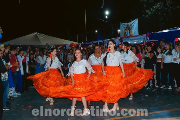 Este XI Festival de Guaraní tuvo la particularidad de fusionar las disciplinas de la cultura guaraní y la historia de la Medicina. Fue una gran fiesta que celebró la rica cultura paraguaya, con mucha danza, teatro y comidas típicas. (Foto: Asesoría de Prensa de Universidad Central del Paraguay).
