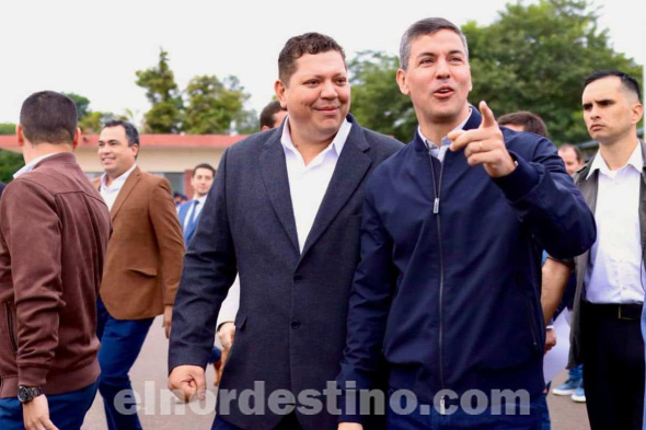 El gobernador de Amambay abogado Juan Silvino Acosta Benítez manifestó su agradecimiento al Presidente Santiago Peña, al Vicepresidente Pedro Alliana y a la Itaipú Binacional por la distribución de estas maquinarias. (Foto: Dirección de Comunicaciones de la Gobernación de Amambay).