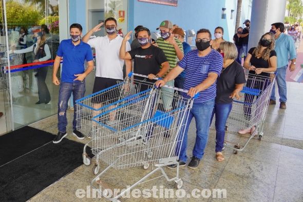 En el día de su reapertura se puede notar que muchos de los clientes se encontraban aguardando en la puerta principal para ingresar a la tienda; todos portaban tapabocas y realizaban el lavado de manos obligatorio en forma ordenada, respetando las disposiciones de la empresa. (Foto: Gacetilla de Shopping China).