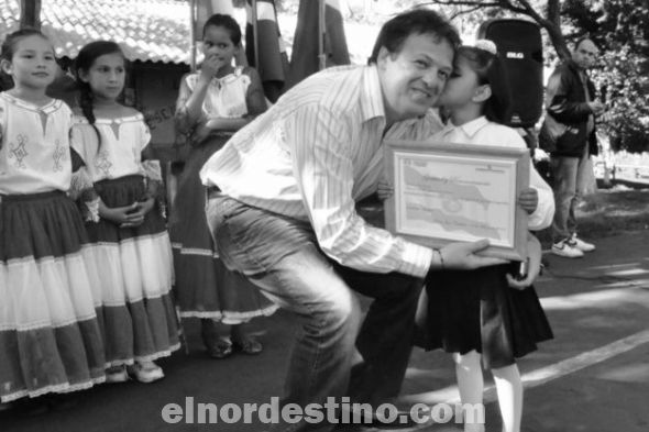Gobernador Pedro González inaugura refacción y realiza entrega de pupitres en escuela de Pedro Juan Caballero