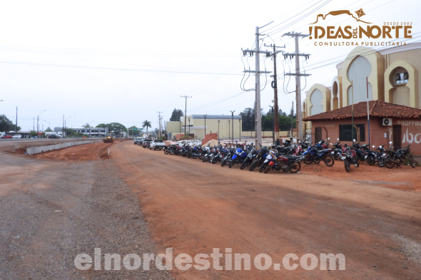 Vista de la colectora adyacente a Shopping Dubai, actualmente en construcción. Esta obra es realizada por el Ministerio de Obras Públicas y Comunicaciones usando maquinarias provistas a la Gobernación de Amambay. (Foto: Diego Lozano para Ideas del Norte Consultora Publicitaria).