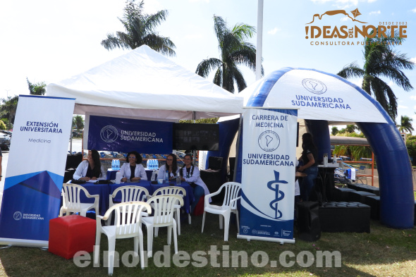 El día domingo se celebró el Día de las Madres en Brasil. Estudiantes de la Carrera de Medicina de Nueva Universidad Sudamericana provenientes del hermano país realizaron una tarea comunitaria en Shopping China de Pedro Juan Caballero. (Foto: Diego Lozano para Ideas del Norte Consultora Publicitaria).