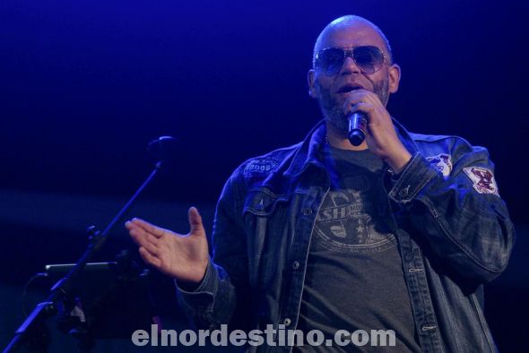 Con gran concurrencia y una emotiva demostración devocional se presentó el cantante Jon Carlo en la Expo Amambay