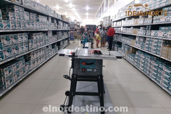 Planet Outlet seguirá siendo una muy buena elección a la hora de pasear y hacer compras. Con amplio estacionamiento, seguridad, y un enorme patio de comidas climatizado, locales y turistas eligen todo el año visitar el primer outlet de Paraguay. (Foto: Diego Lozano para Ideas del Norte Consultora Publicitaria).