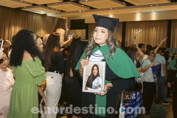 En “Majestic Hall” de Ponta Porã se graduaron nuevos profesionales especializados en Medicina, quienes cursaron sus estudios en Universidad Central del Paraguay sede Pedro Juan Caballero. El creador de la carrera de Medicina licenciado Carlos Bernardo acompañó la ceremonia. (Foto: Asesoría de Prensa de UCP sede PJC).