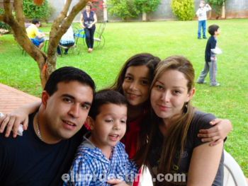 Héctor Luís Medina Rivarola es también padre de una familia muy joven que lo acompaña y lo apoya plenamente en sus actividades en la política amambayense.