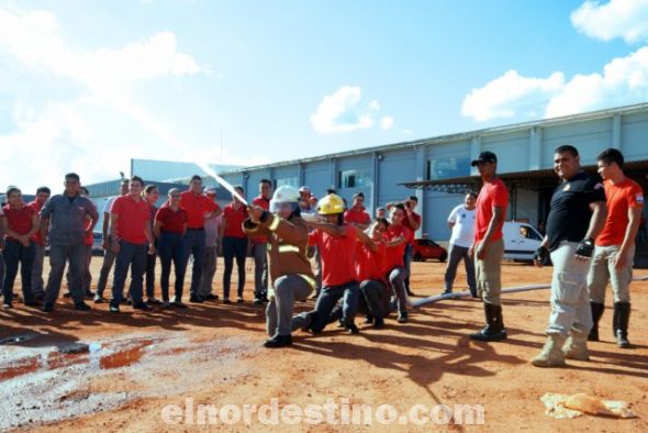 Bomberos profesionales capacitan a funcionarios de Planet Outlet para extinción de incendios, rescate y primeros auxilios