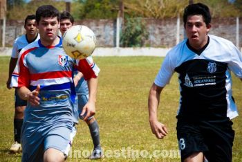 Ricardo Ibarra de INDE y el goleador de Primero de Marzo Jonhi Acosta disputando con mucho fuerza el balón. Los locales pudieron dar vuelta el marcador y asegurar la clasificación. (Foto: Diego Lozano).