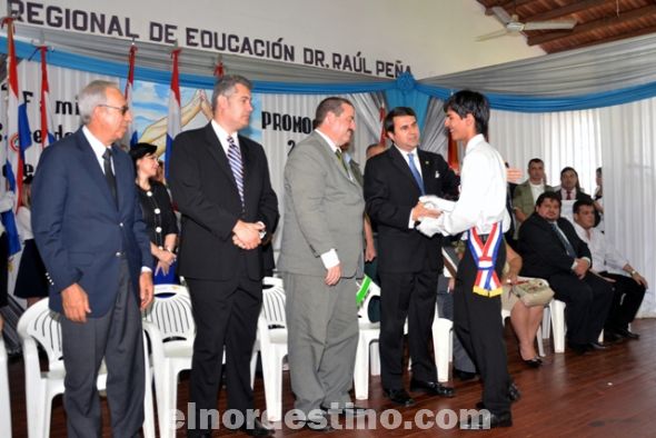 El Presidente de la Nación Federico Franco y su comitiva se trasladaron al Centro Regional Educativo “Dr. Raúl Peña”, donde se realizó el Acto de Graduación de Egresados de Educación Media de la institución educativa. El propio mandatario entregó los certificados correspondientes. (Foto: Lázaro González).