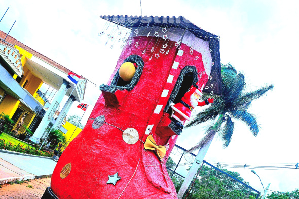 Navidad es un mensaje de amor al prójimo, generosidad y renacimiento espiritual. Más allá de lo comercial, es recordar la encarnación de Dios y vivir sus enseñanzas de amor y servicio, inspirando la unidad, la fe y la gratitud. (Foto: Diego Lozano para Ideas del Norte Consultora Publicitaria).