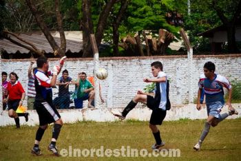 El centro delantero goleador de INDE Gustavo Ortíz convirtió el gol definitorio en el duelo ante Primero de Marzo. El 9 del Independiente tuvo muchas ocasiones de aumentar el marcador. (Foto: Diego Lozano).