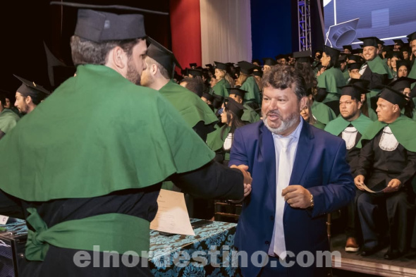 En “Majestic Hall” de Ponta Porã se graduaron nuevos profesionales especializados en Medicina, quienes cursaron sus estudios en Universidad Central del Paraguay sede Pedro Juan Caballero. El creador de la carrera de Medicina licenciado Carlos Bernardo acompañó la ceremonia. (Foto: Asesoría de Prensa de UCP sede PJC).