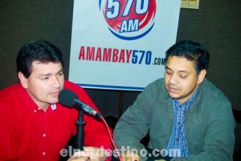 El concejal departamental Cristian Daniel Franco Candado expresó un especial cariño por la gente de Capitán Bado. Lo escucha atentamente el abogado Hugo garay. Ambos apoyan a Horacio Cartes. (Foto: Semanario Extra).