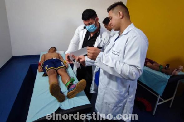 La estructura de Universidad Central del Paraguay en Acción se trasladó hasta el campo de juego del Club Sportivo Obrero de Pedro Juan Caballero con un equipo de profesionales médicos y académicos de la Facultad de Ciencias Médicas. (Foto: Asesoría de Prensa de la UCP).